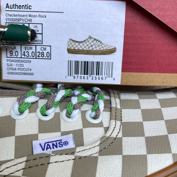 Vans Men’s Authentic
Checkerboard Moon Rock
VN0009PVCH8
Sneakers - Picture 16 of 16